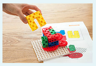 まなびwith小学2年生コースの教材『ひらめき立体図形ブロック』