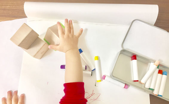 クレヨンと手