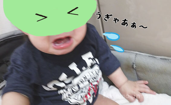 赤ちゃんの泣き顔